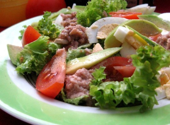 Как приготовить салат с консервированным тунцом .(2 рецепта )