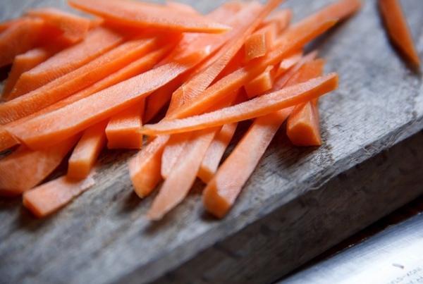Морковь, запеченная с орешками пекан и медом
