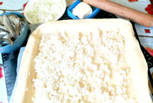 Пирог на дрожжах с мойвой и рисом — вкусный рецепт