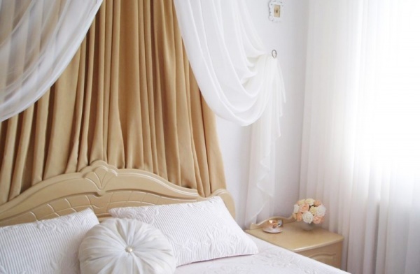 Тюль в интерьере в спальни — подборка интересных идей