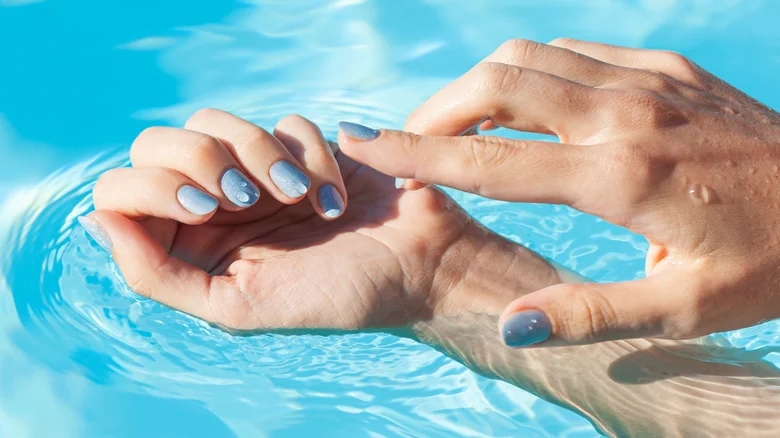 Как сохранить здоровыми ногти после плавания в хлорированном бассейне